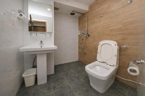 een badkamer met een toilet en een wastafel bij Hotel Bihani in Kathmandu