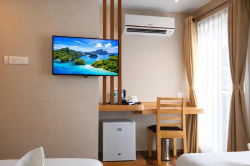 een kamer met een tv aan de muur bij Hotel Bihani in Kathmandu