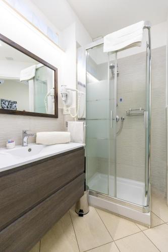 a bathroom with a glass shower and a sink at 4 Rent di Cicchinelli Lorella in Albano Laziale