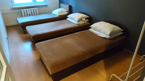 two beds in a small room with at FEIDUM quarters rooms in Trzebinia