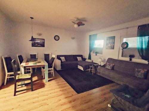 LoungeByAna