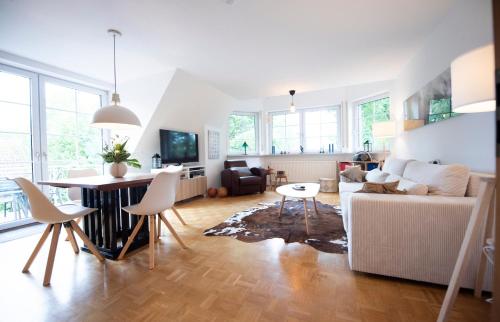 a living room with a couch and a table at Heideidyll - Wohnung mit WLAN, Balkon, Grill & Garage in Schneverdingen
