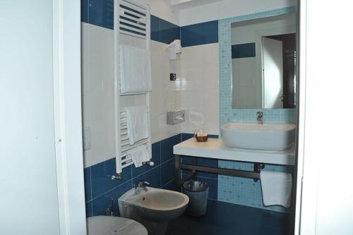 Et badeværelse på Hotel Mediterraneo