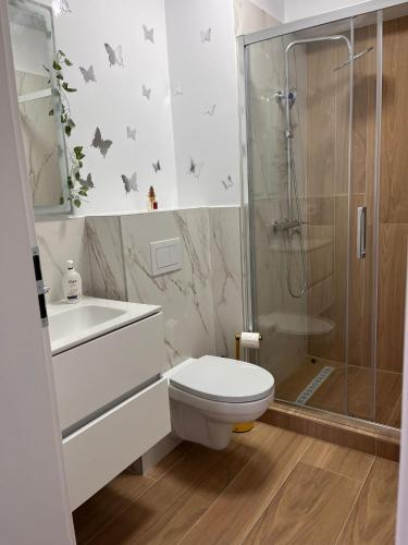 a bathroom with a toilet sink and a shower at Confort Suite in Alba Iulia