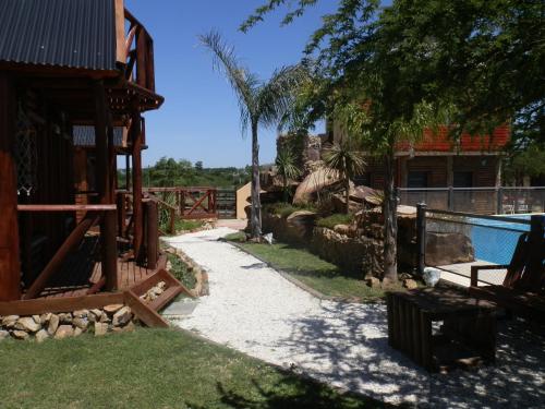 Taman di luar Complejo Cascadas de Artalaz