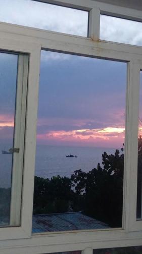 a view of the ocean from a window at Thanh Tran Guesthouse Lý Sơn in Ly Son