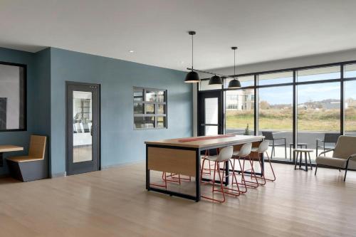 a kitchen and dining room with a table and chairs at StudioRes by Marriott Oak Ridge in Oak Ridge