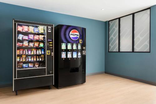 a soda refrigerator in a room next to a wall at StudioRes by Marriott Oak Ridge in Oak Ridge