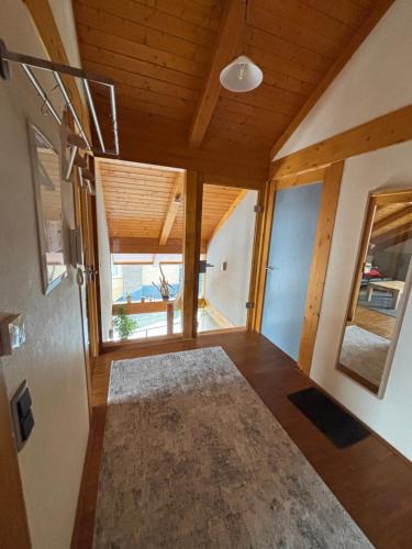ein Zimmer mit Holzdecke und einem großen Fenster in der Unterkunft Ferienwohnung Schillerstaße in Haiger