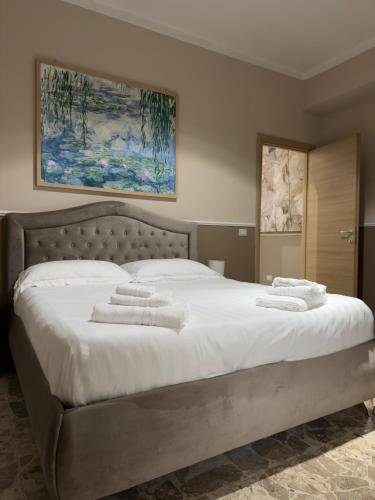 a bedroom with a large bed with towels on it at B&B Sorgenti del Gari in Cassino