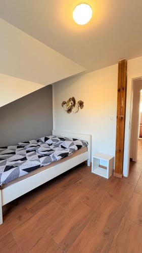 a bedroom with a bed in a room at Domki Premium Nad Bałtykiem in Wodnica