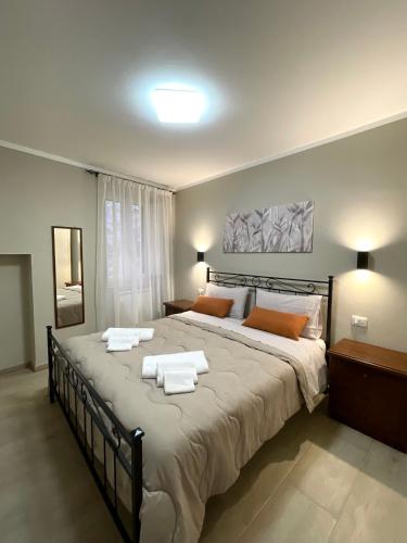 ein Schlafzimmer mit einem großen Bett, auf dem Handtücher liegen in der Unterkunft Casa Luisetta in Città della Pieve