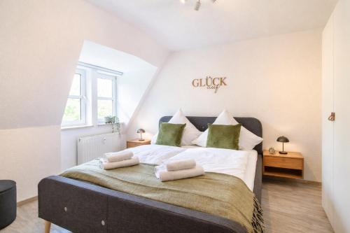 a bedroom with a bed with two pillows on it at ErzGlück Modernes Dachgeschoss-Apartment I nahe Altstadt I Stellplatz & Waschmaschine in Neuwelt