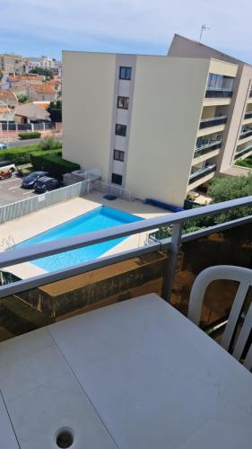 Un Date Love au bord de la Piscine