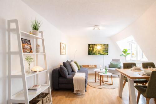 a living room with a couch and a table at ErzGlück Modernes Dachgeschoss-Apartment I nahe Altstadt I Stellplatz & Waschmaschine in Neuwelt