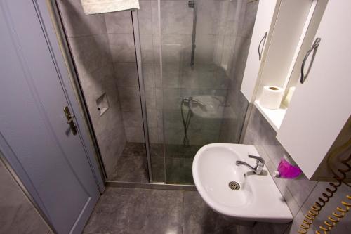 Koupelna v ubytování Tac Hotel