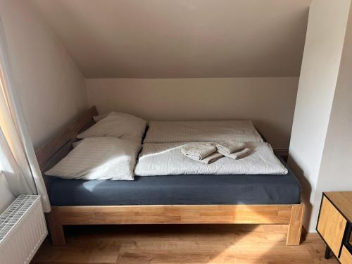 a bed with two towels sitting on top of it at Caspar-David-Friedrich in Königstein an der Elbe