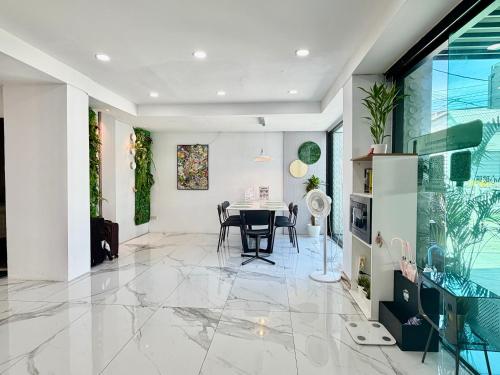 a dining room with a table and chairs in it at Pentafield City Residence in Amphoe Phra Khanong