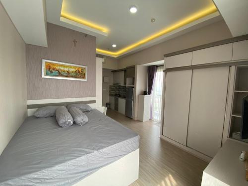 a bedroom with a bed and a television in it at Casa De Parco Apartment Max 4 Guests in Samporo