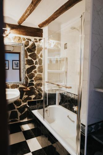 a bathroom with a bath tub and a sink at Casa de la Cueva in Figueroles