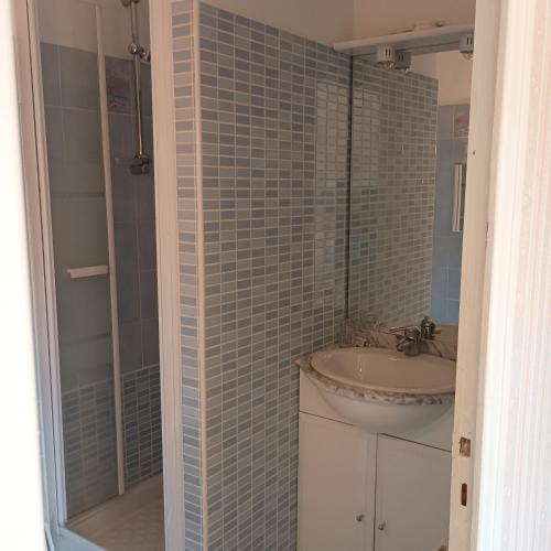 a bathroom with a sink and a shower at Rest'ô Bar Les 2 Ponts in Saint-Simon