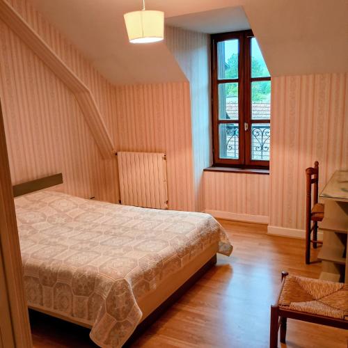 a bedroom with a bed and a window at Rest'ô Bar Les 2 Ponts in Saint-Simon