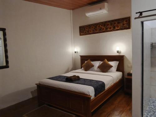a bedroom with a bed in a room at Jay Guest House Gili Gede in Sekotong