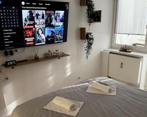 ein Schlafzimmer mit einem Bett, auf dem zwei Handtücher liegen in der Unterkunft Studio Enemia in Lesce