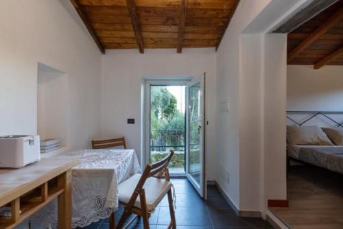 ein Schlafzimmer mit Bett und einem Schreibtisch mit Tisch und Stühlen in der Unterkunft Camera SIRINA in Fezzano