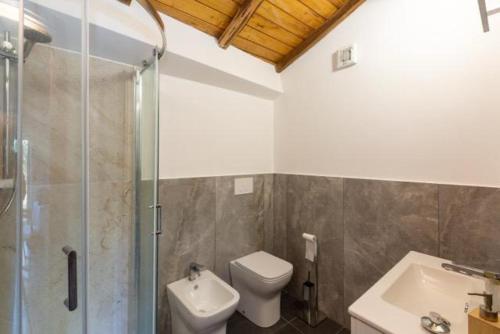 ein Badezimmer mit Dusche, Toilette und Waschbecken in der Unterkunft Camera SIRINA in Fezzano