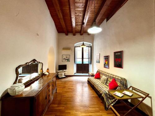 a living room with a couch and a table at Vintage Flat, Centro storico, Cagliari in Cagliari