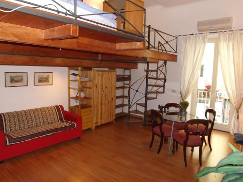 un soggiorno con letto a soppalco e tavolo di Guide Tour Apartments a Napoli