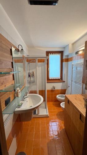 a bathroom with a sink and a shower and a toilet at Duplex Esclusivo Bardonecchia - Centro - Garage in Bardonecchia