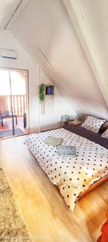 ein Schlafzimmer mit einem großen Bett in einem Zimmer in der Unterkunft Sunset Oasis in Dătăşeni