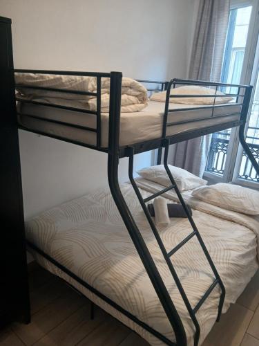 a bunk bed in a room with a bunk bedscribed at hôtel des reformés in Marseille