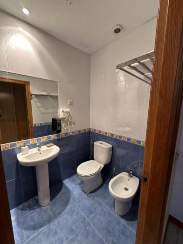 a bathroom with a toilet and a bidet and a sink at P Residencia PIVIDAL in Picaraña