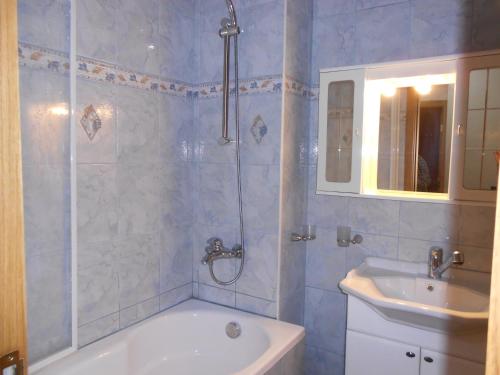 La salle de bains est pourvue d'une baignoire et d'un lavabo. dans l'établissement Апартамент Мур, à Sofia