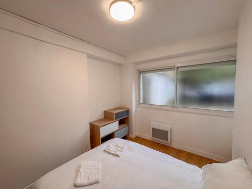 a small room with a bed and a window at Studio Neuf Centre - Chambre Séparée - Parking in Bressuire