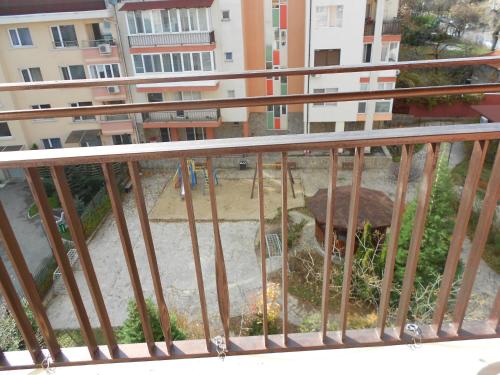 un balcone di un edificio con vista su una fontana di Апартамент Мур a Sofia