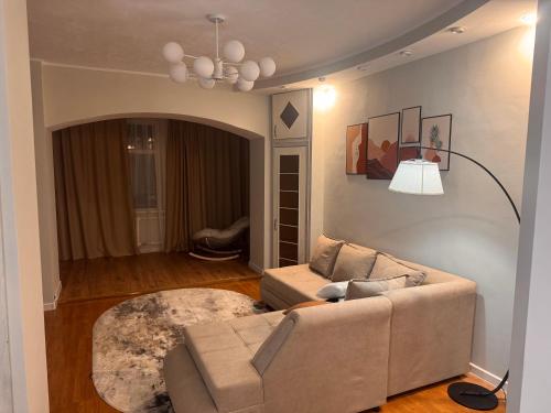 Spacious 4 Room Apartment Erkindik Boulevard City Center