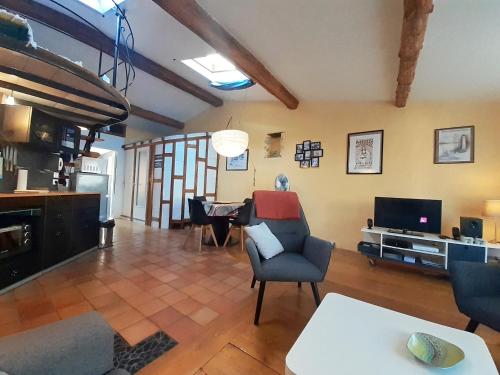 2 pièces lumineux style loft dans le quartier haut