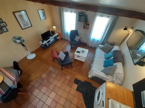 2 pièces lumineux style loft dans le quartier haut