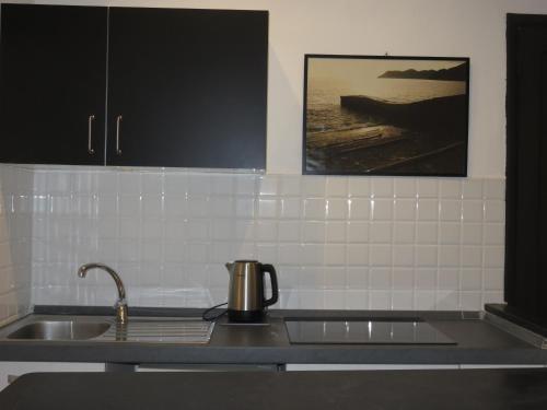 a kitchen sink with a coffee cup on the counter at Santo 41 in Vernazza