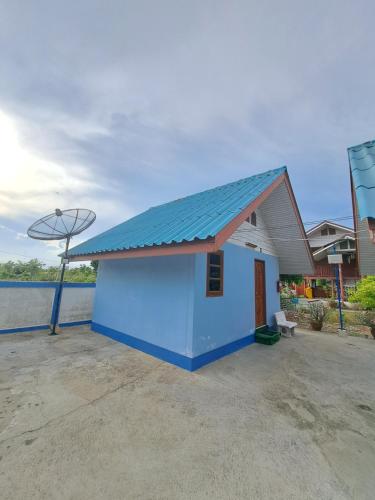 a small blue building with a metal roof at บ้านสายรุ้ง กระทุ่มแบน in Samut Sakhon