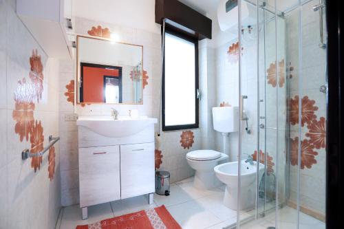 a bathroom with a toilet and a sink and a shower at Argo apartment, fronte mare, kaucana beach in Villaggio Azzurro