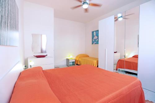 a bedroom with two beds and a ceiling fan at Argo apartment, fronte mare, kaucana beach in Villaggio Azzurro