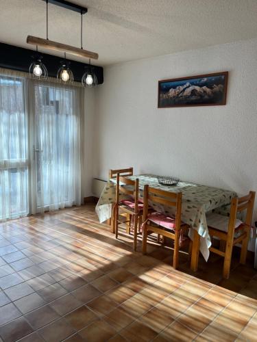 a dining room with a table and chairs in a room at Appartement Saint chaffrey in Saint-Chaffrey