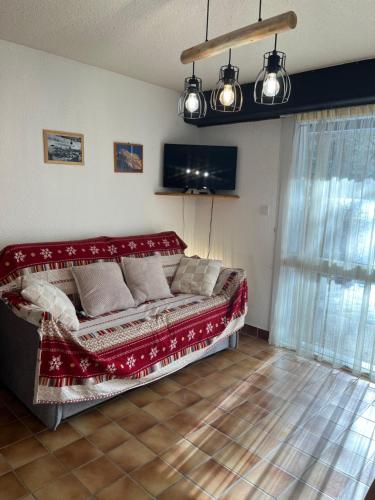 a living room with a couch in a room at Appartement Saint chaffrey in Saint-Chaffrey