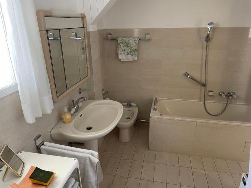 a bathroom with a sink and a toilet and a tub at Haus Doris in Perchtoldsdorf