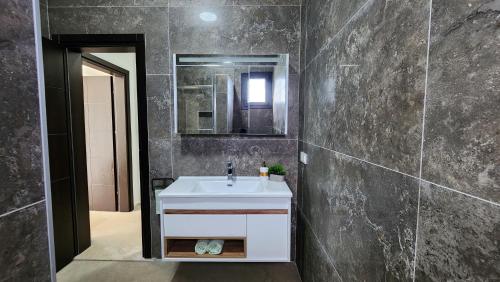 a bathroom with a sink and a mirror at Villa Melara in Kızılyurd